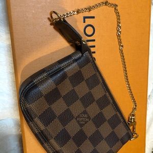 LOUIS VUITTON POCHETTE